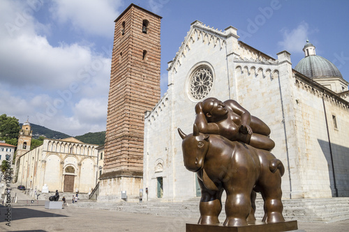 Fototapeta Pietrasanta, Rzeźby na Piazza del Duomo