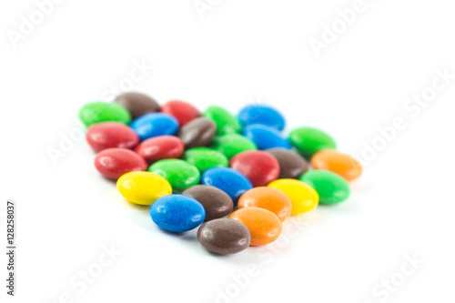 Confetti al cioccolato su sfondo bianco © Lunipa
