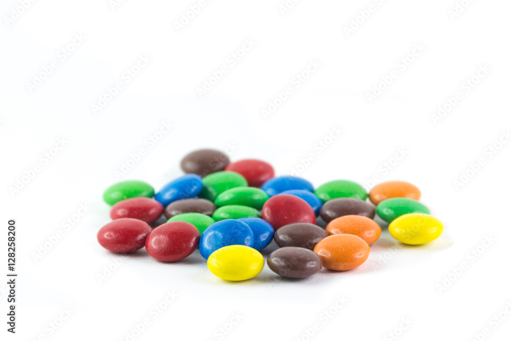 Smarties colorati su sfondo bianco Smarties colorati su sfondo bianco