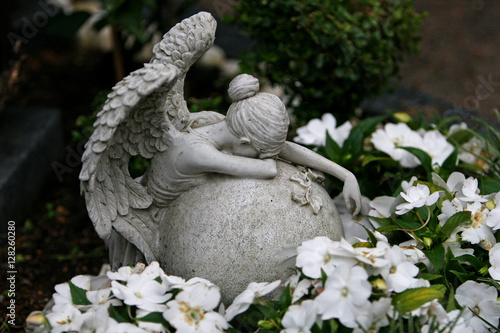 Obraz na płótnie Angel weeping at gravestone w salonie