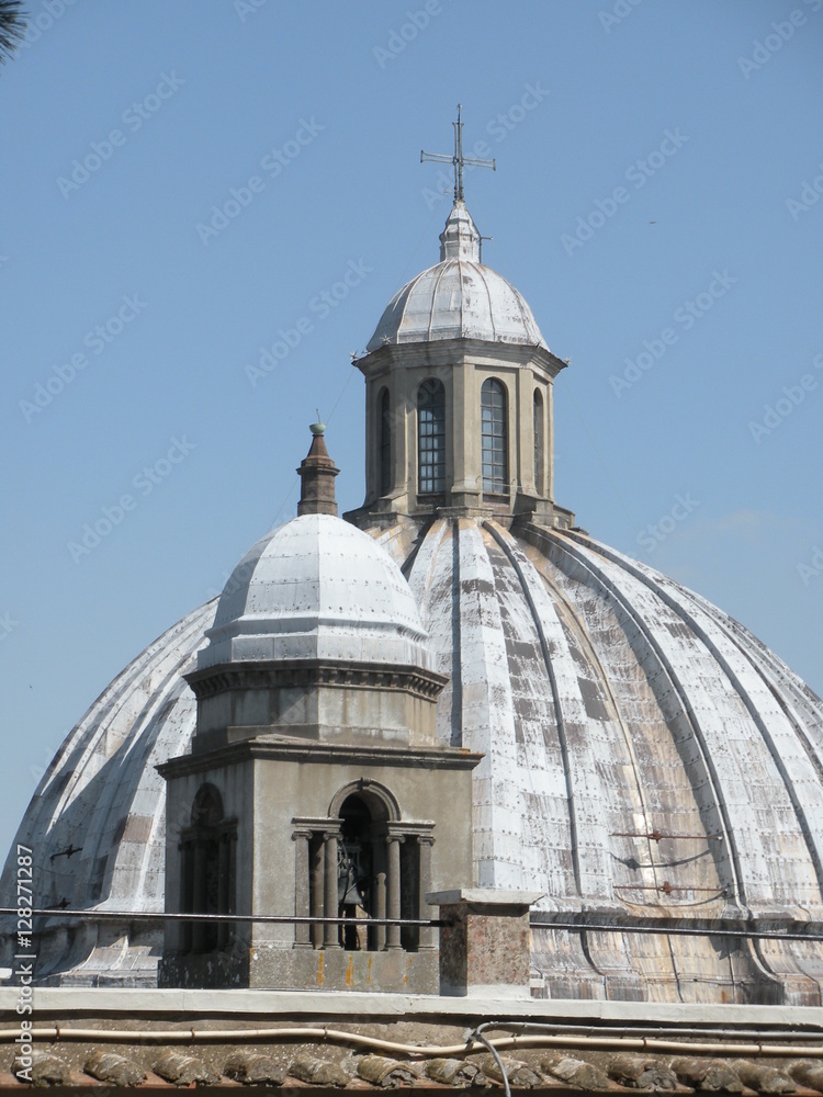 Cupola e cupoletta di chiesa 