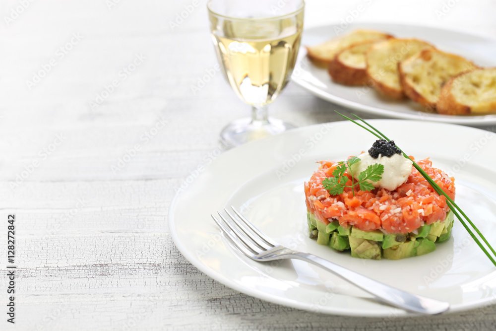 Fotografie salmon tartare with avocado