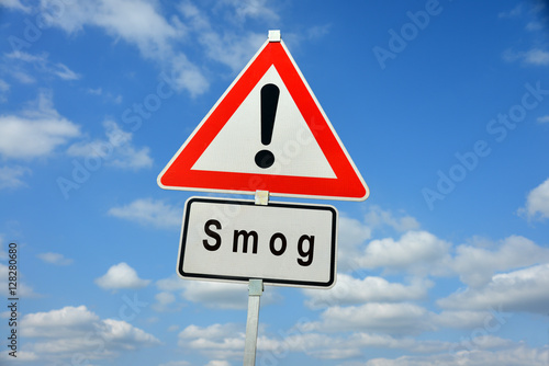 Smog, Smogalarm, Luftverschmutzung, Umwelt, Emissionen, Feinstaub, Schild, Warnung, symbolisch, Ozon, Fahrverbot, CO2, Dunst, Umweltschutz, Abgase, Rauch