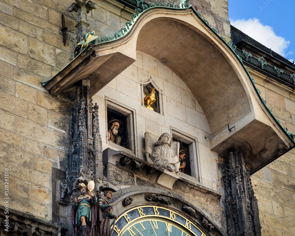 Hora del espectáculo del reloj astronómico en la Plaza de la Ciudad VIeja de Prag