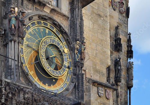 Vista de Praga, iglesia de Nuestra Señora del Tyn y reloj astronómico photo