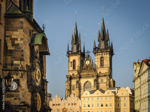 Vista de Praga, iglesia de Nuestra Señora del Tyn y reloj astronómico