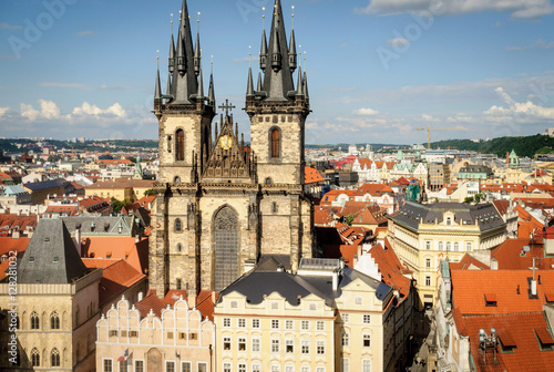 Vista de Praga  iglesia de Nuestra Se  ora del Tyn y reloj astron  mico