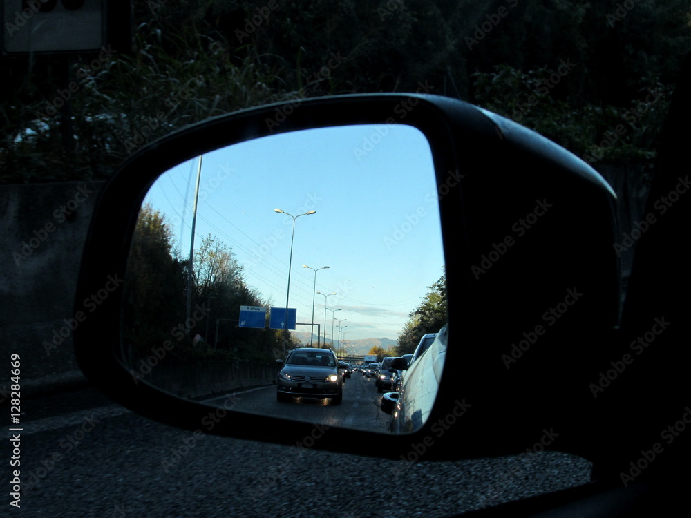 Traffico all'alba in tangenziale