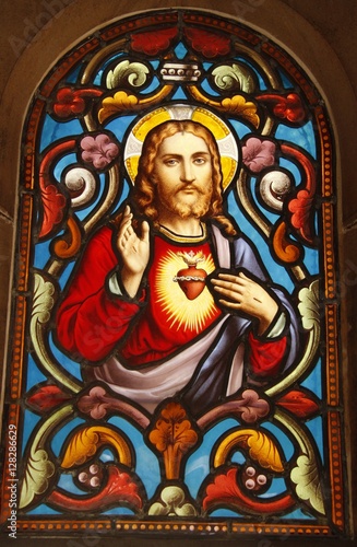 Cœur du Christ, vitrail d'un caveau du Cimetière de Passy à Paris