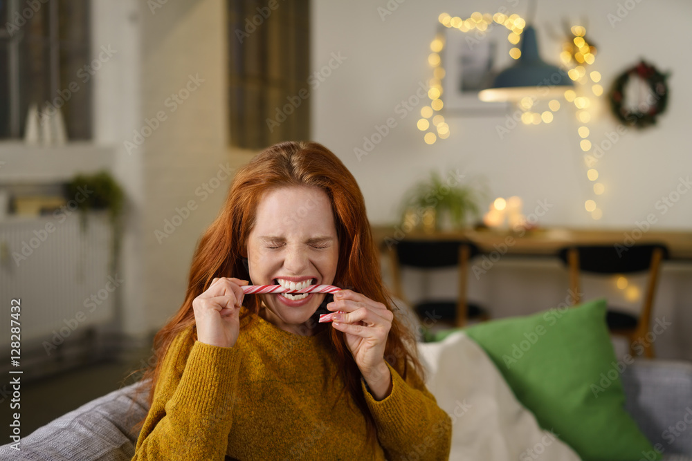 Fotografie frau beißt in eine zuckerstange