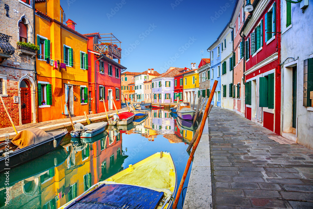 Naklejka premium Kolorowe domy w Burano, Wenecja, Włochy
