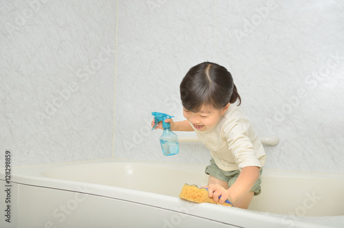 風呂掃除をする女の子