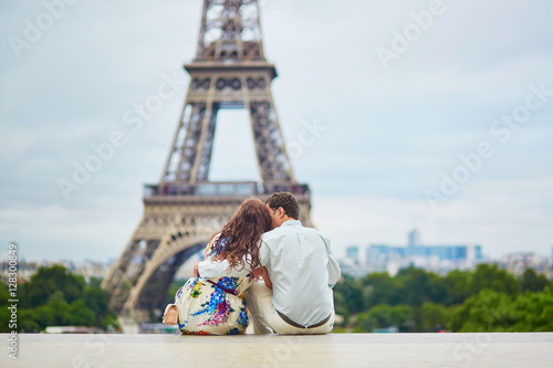 Photography Romantic loving couple having a date near the Eiffel tower