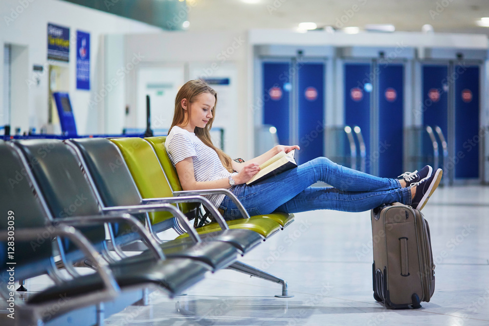 Ταπετσαρία Beautiful young tourist girl with backpack and carry on luggage in international