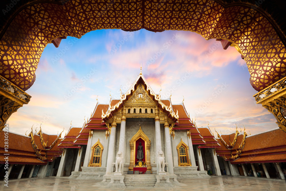 Fototapeta premium The Marble Temple, Wat Benchamabopitr Dusitvanaram the emerald temple in Bangkok Thailand