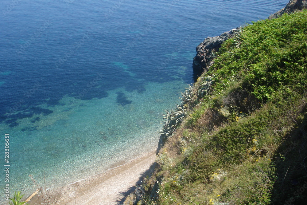 Spiaggia e scogliera sul mare che circonda l'isola d'Elba