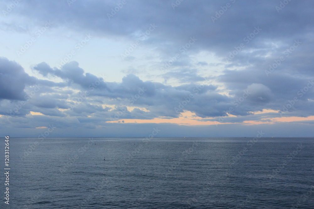 北海道噴火湾　夜明け前の漁船の光