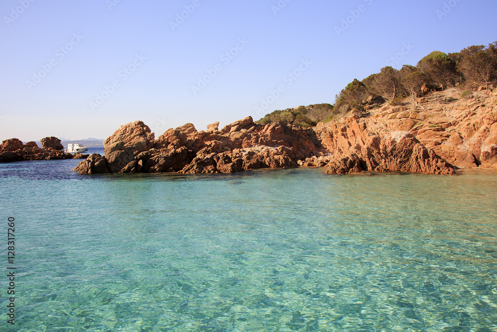 Stintino, in Sardegna mare e cielo, acqua e rocce, acqua limpida, sole sull'isola.   