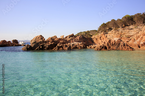Stintino, in Sardegna mare e cielo, acqua e rocce, acqua limpida, sole sull'isola. 