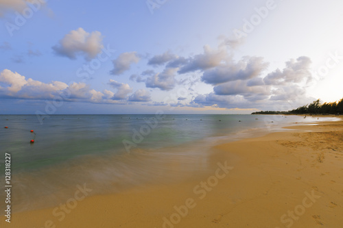 Fototapeta Naklejka Na Ścianę i Meble -  Sunset on a beautiful Caribbean beach.