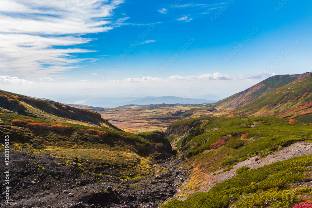 Obraz premium Hiking trail down ravine and rolling hills in Daisetsuzan, Hokkaido, Japan
