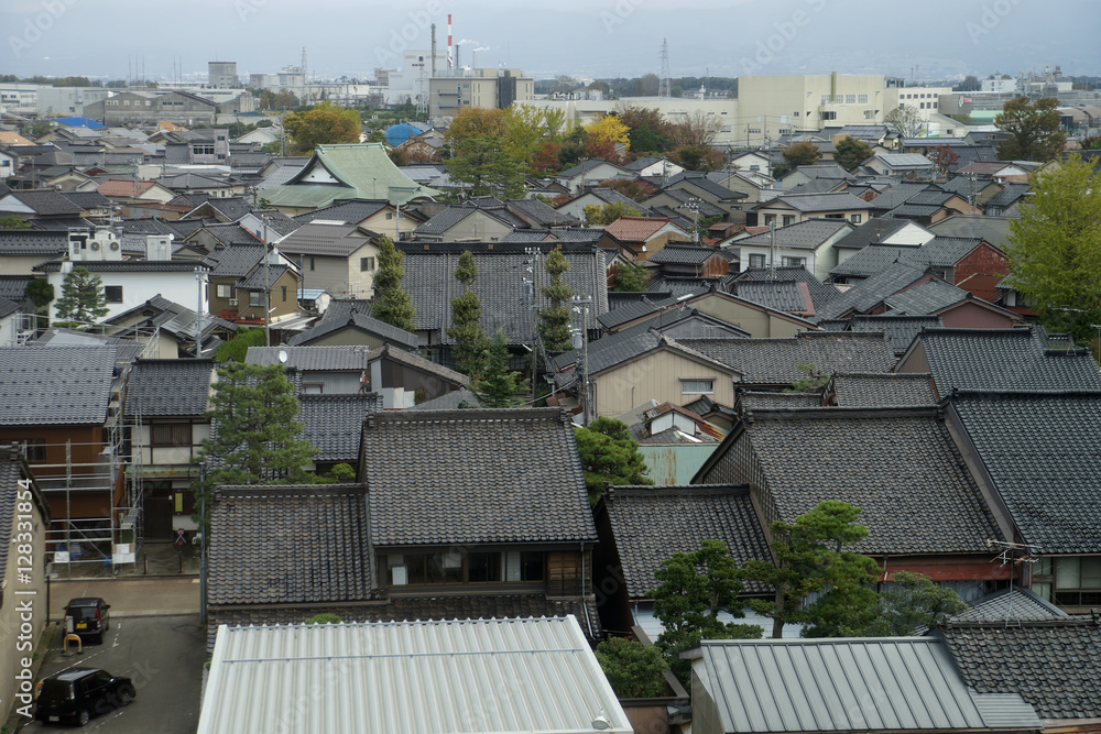 Obraz premium 富山港展望台から眺める岩瀬浜の町なみ