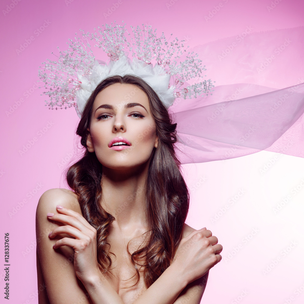 Naklejka premium Beautiful girl in crystal crown and veil