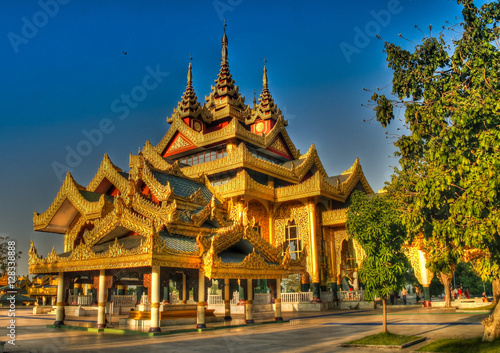 Exterior view of Chaukhtatgyi Buddha Temple, Yangon, Myanmar © homocosmicos