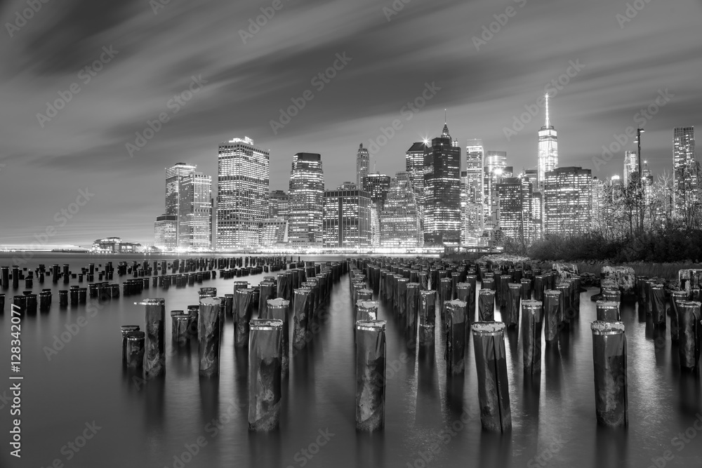 Naklejka premium Słynny widok na Manhattan w nocy - czarno-biały - Nowy Jork