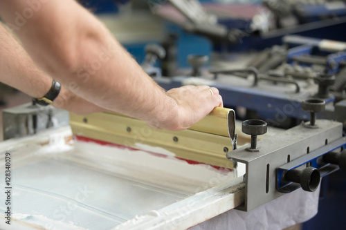 Foto Close up of male hands exploring traditional squeegee, creating an image on whit
