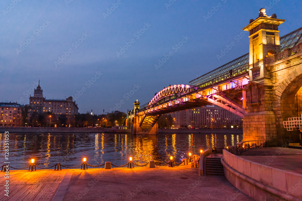 Fototapeta premium Autumn 2013. Russia. Moscow. Central Park of Culture and Rest named after Gorky. Embankment of the Moscow river. Andreevsky Bridge. The Evening.