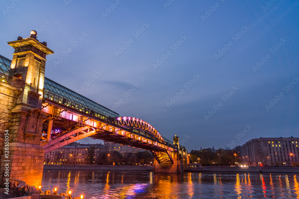 Naklejka premium Autumn 2013. Russia. Moscow. Central Park of Culture and Rest named after Gorky. Embankment of the Moscow river. Andreevsky Bridge. The Evening.