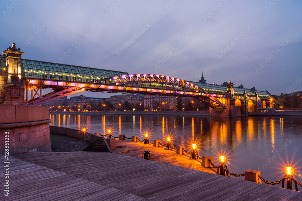 Fototapeta premium Autumn 2013. Russia. Moscow. Central Park of Culture and Rest named after Gorky. Embankment of the Moscow river. Andreevsky Bridge. The Evening.