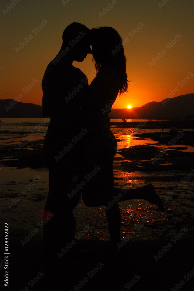 Fototapeta premium Liebespaar am Strand, Sonnenuntergang