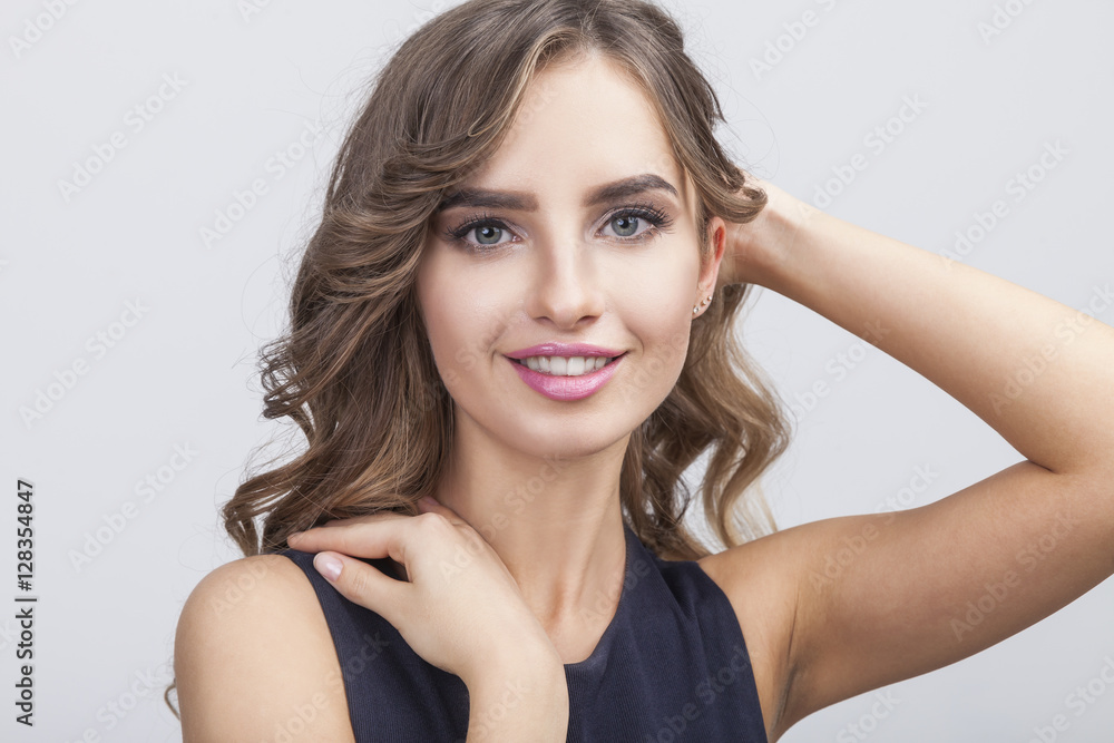 Obraz premium Tender girl touching her shoulder
