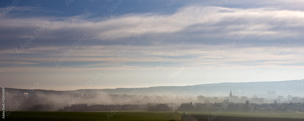 Fototapeta premium Landschaft im Nebel