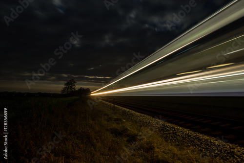 Schnellzug in der Nacht