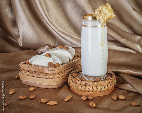 Obraz na płótnie organic milk in glass honey, almonds and goat cheese w salonie