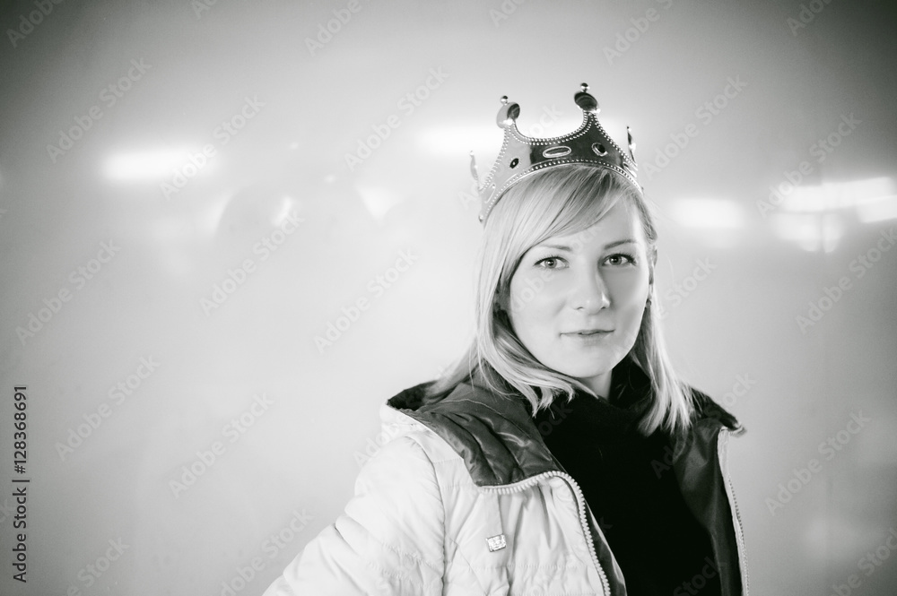 блондинка женщина, носить корону. молодая блондинка в ювелирном корону, глядя на камеру с улыбкой счастливым взглядом Stock Photo