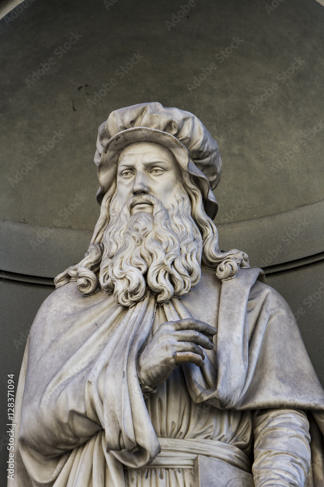 Leonardo da Vinci statue in Florence