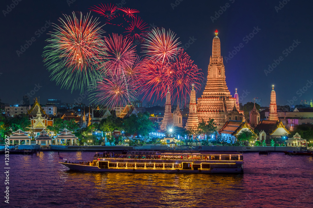 Naklejka premium Wat arun i statek wycieczkowy w porze nocnej w ramach obchodów nowego roku, miasto Bangkok, Tajlandia