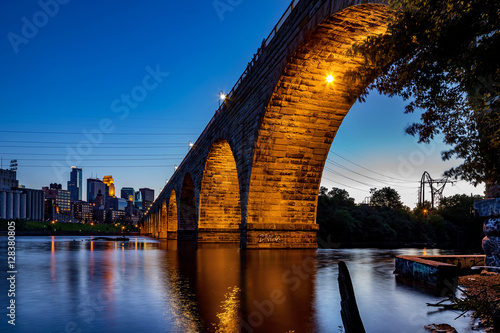 Canvas Print A view of the beautiful stone arch bridge of Minneapolis, MN, USA at dusk, showi