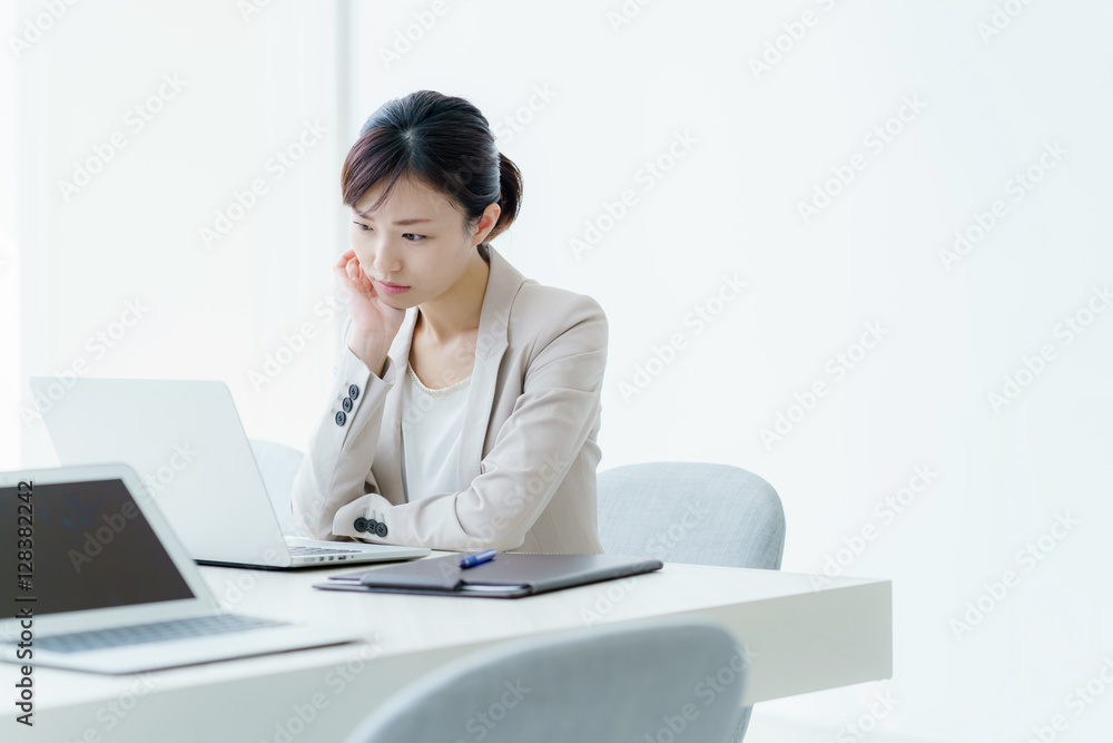 悩む・ビジネスウーマン