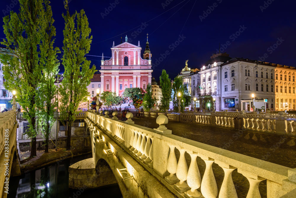Φωτογραφία Tromostovje in the city center, night view, Ljubljana, Slovenia.