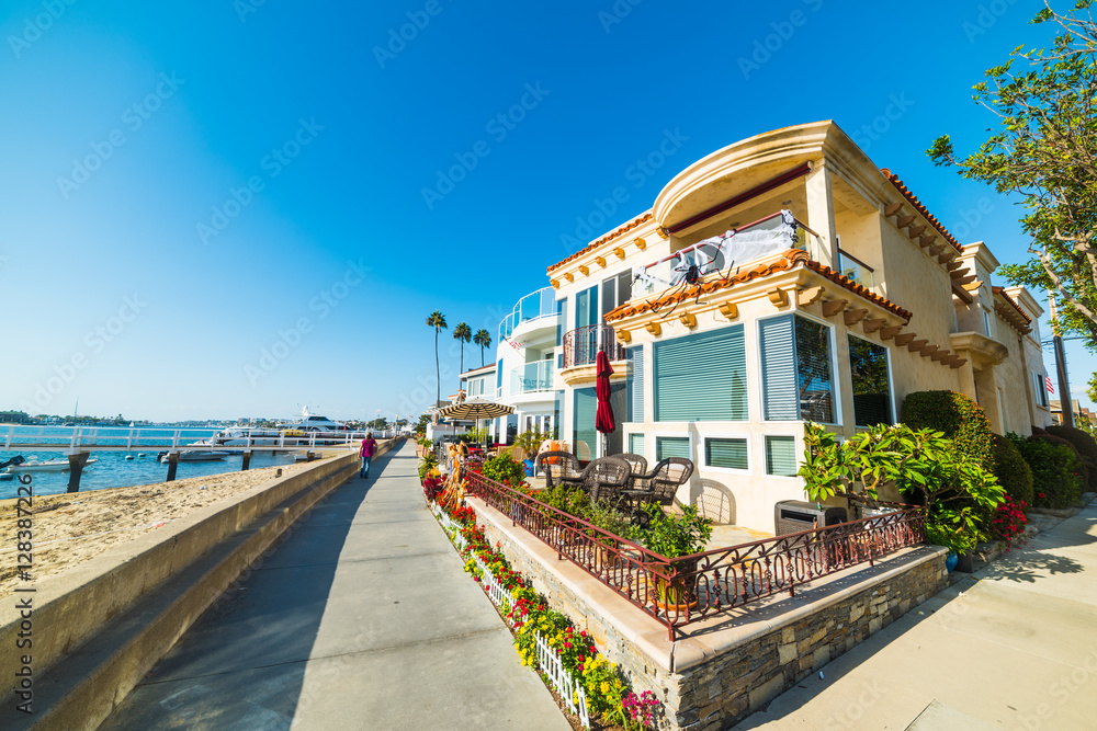 Obraz premium Beautiful houses by the sea in Balboa Island