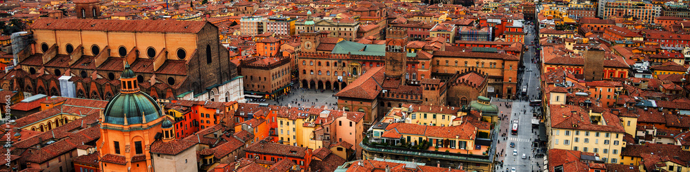 Fototapeta Widok z lotu ptaka Bologna, Włochy przy zmierzchem