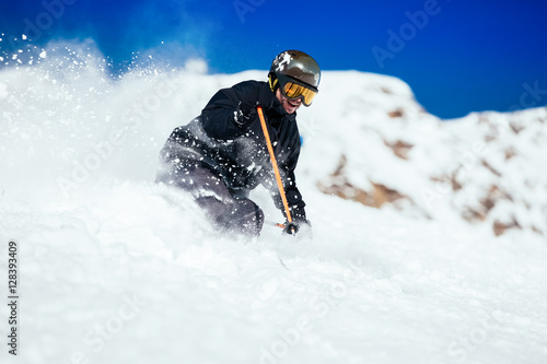 Foto Male skier skiing at ski resort