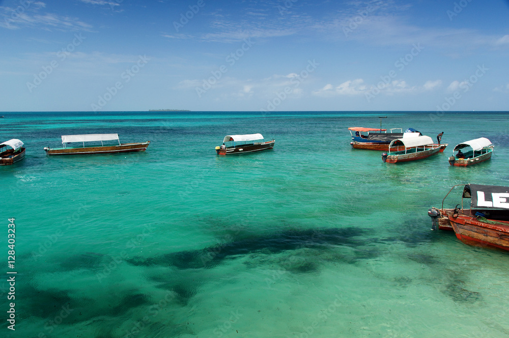 Obraz premium Imbarcazioni in attesa nella baia di Prison Island a Zanzibar - Tanzania