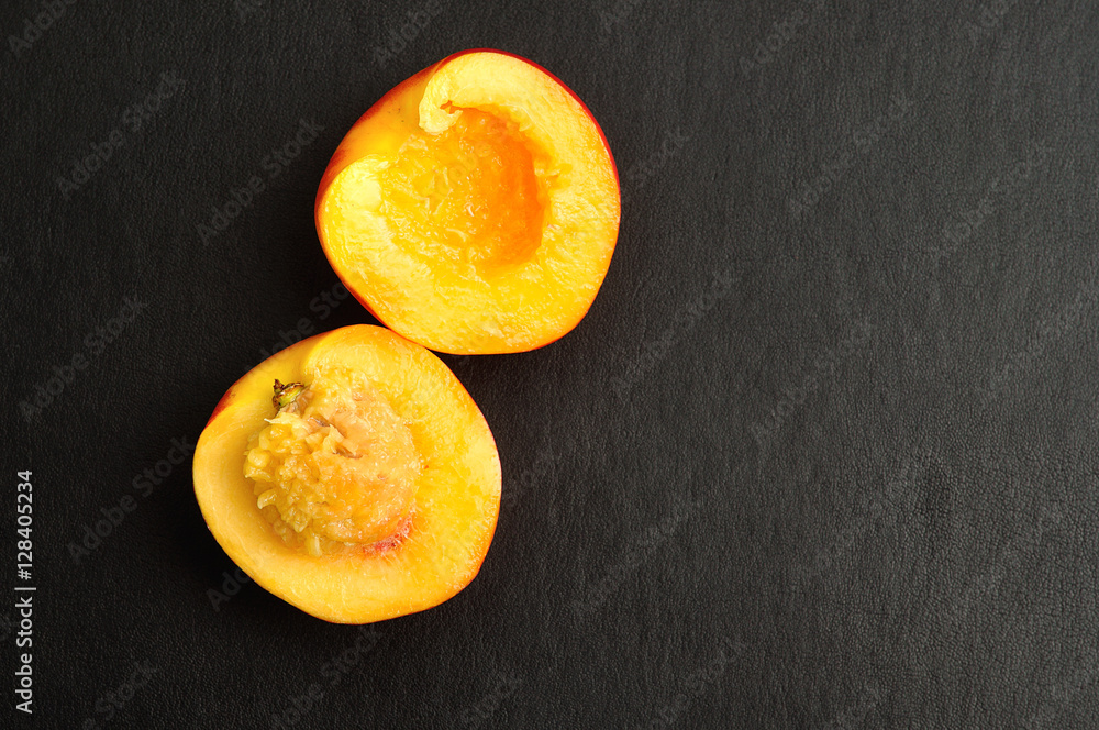 A nectarine slices in half A nectarine slices in half