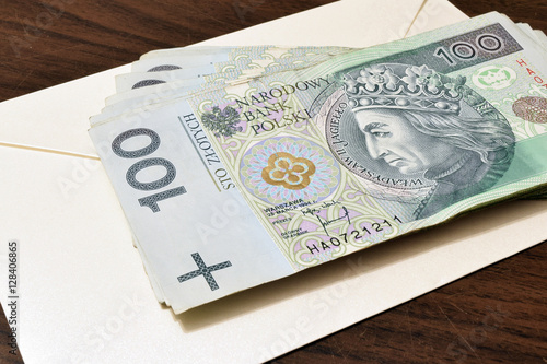 Polskie pieniądze wyjęte z koperty. Polskie banknoty. Dużo pieniędzy. 